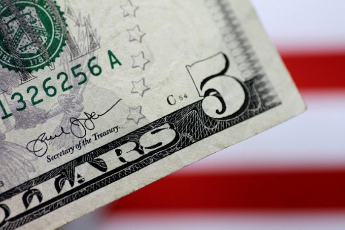 Dollar dips ahead of US holiday