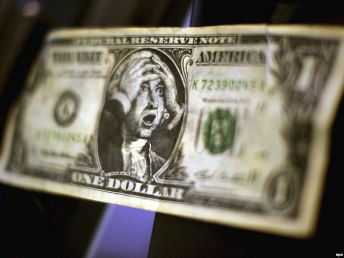 Dollar Tumbles After a Dovish FED Statement
