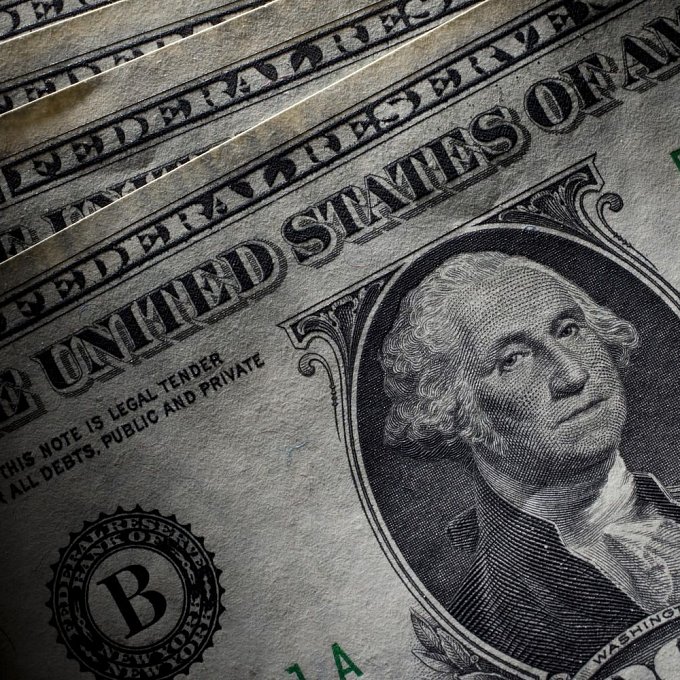 Dollar resumes rise on U.S. tax reform hope